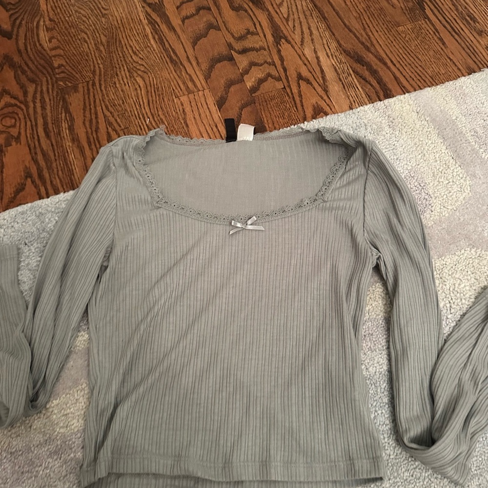Divided Light Gray Ribbed Blouse with Bow